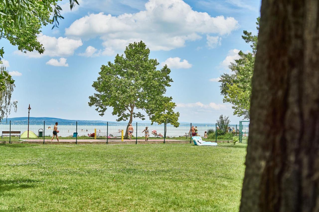 Catamaran Apartments - hostAID Siofok Bagian luar foto