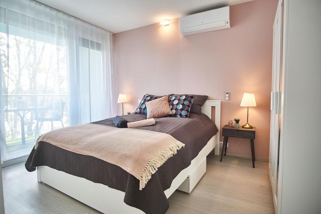 Catamaran Apartments - hostAID Siofok Bagian luar foto