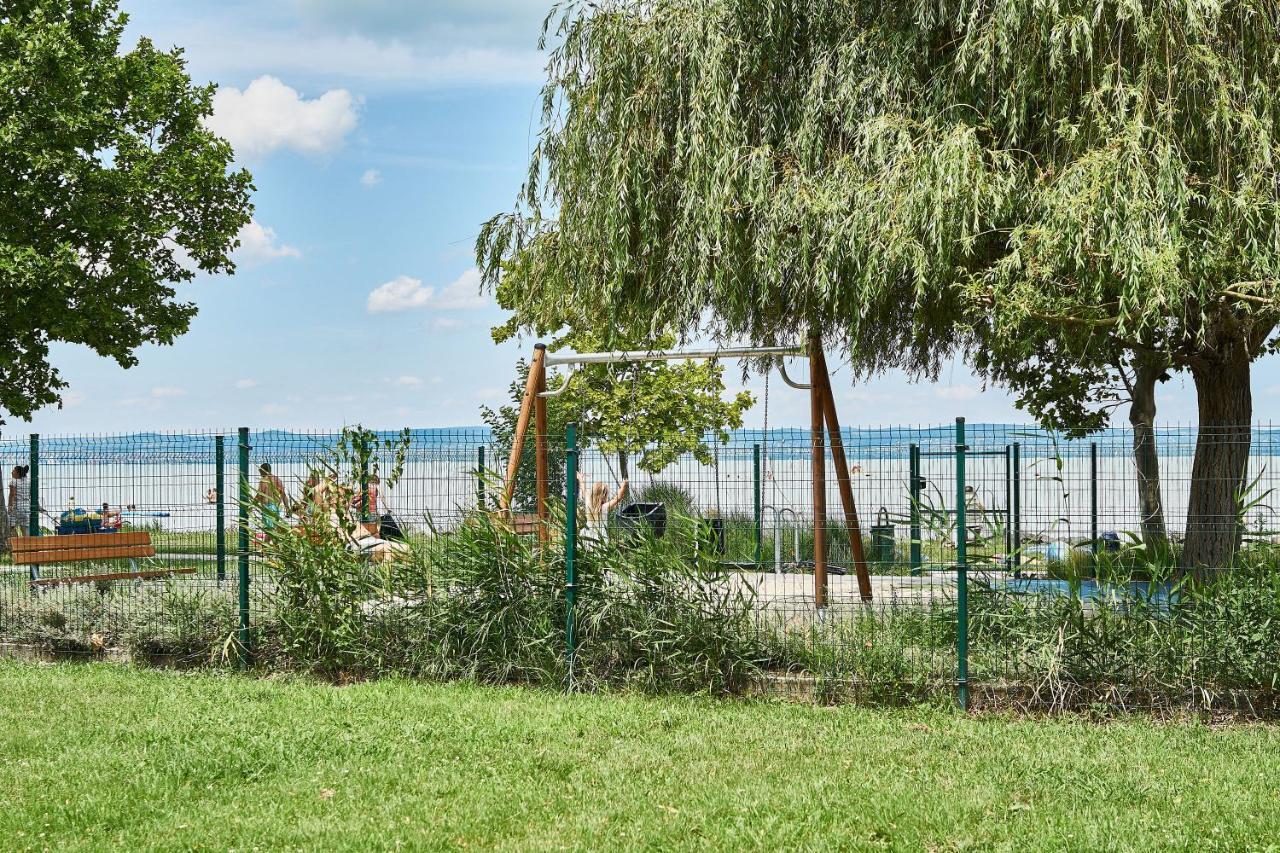 Catamaran Apartments - hostAID Siofok Bagian luar foto